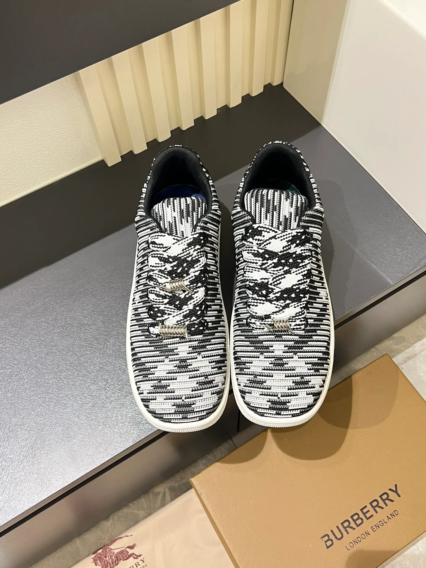 Men's shoes 💰p380 "Burberr*" new thick-soled men's casual sports shoes, cool sneakers and bread shoes, originally purchased and developed, the top version of Box series sports shoes, made of smooth calfskin fabric, embellished with embossed Equestrian Knight logo (EKD). Made of mesh lining, the laces are decorated with metal coils, the rubber soles are decorated with the Burberry letter logo, and the original molded 3.5CM two-color T men's shoes 💰pU outsole! Male 38-44 (45 customized)